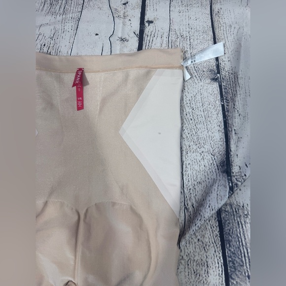 SPANXsculpt™ OnCore High-Waisted Mid-Thigh Short - Picture 8 of 8